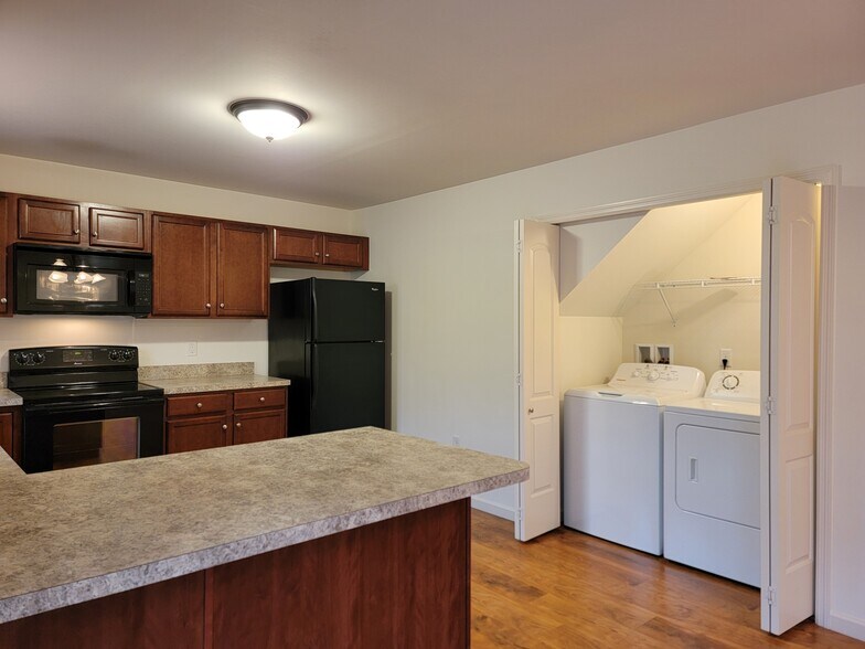 Building Photo - 647 Winding Ln