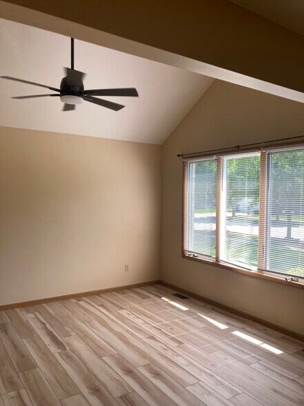 Dining Room/Vaulted Ceiling - 412 11th Cir SE