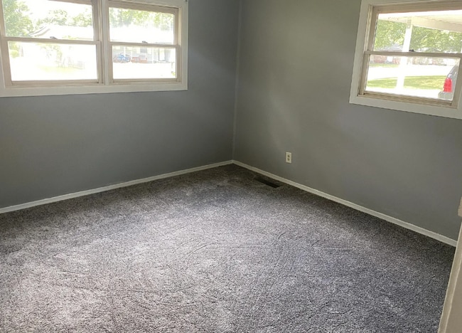 Building Photo - 2013 Greendale Dr