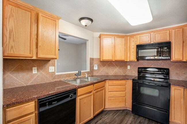 Building Photo - 2 bedroom Townhome near Bear Creek Park
