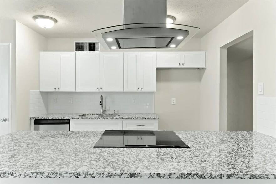 Island with breakfast bar, perfect for cooking - 537 Hanover Dr
