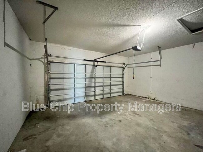 Building Photo - 1923 Bridgeview Cir