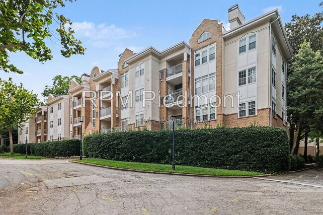 Building Photo - 220 Renaissance Pkwy NE