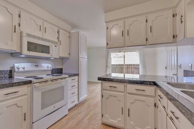 Building Photo - Freshly Updated 3-Bedroom Home with Fenced Backyard in Forest Grove!