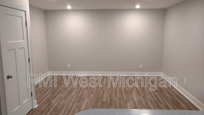 Building Photo - 546 W Elm St