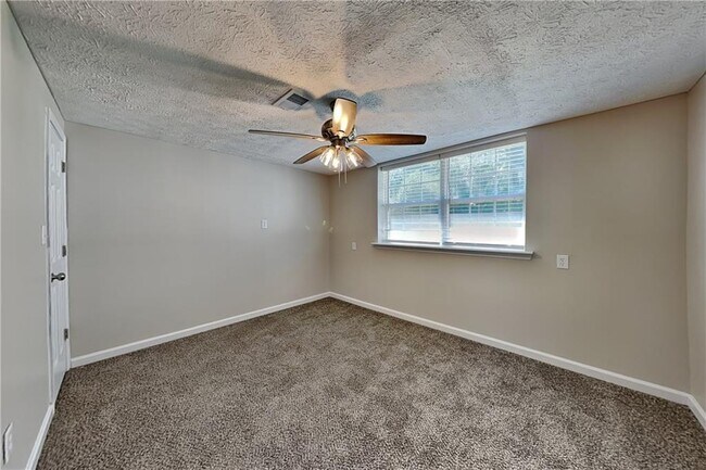 Building Photo - 565 Pine Valley Dr