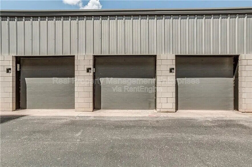 Building Photo - 301 NE 4th St