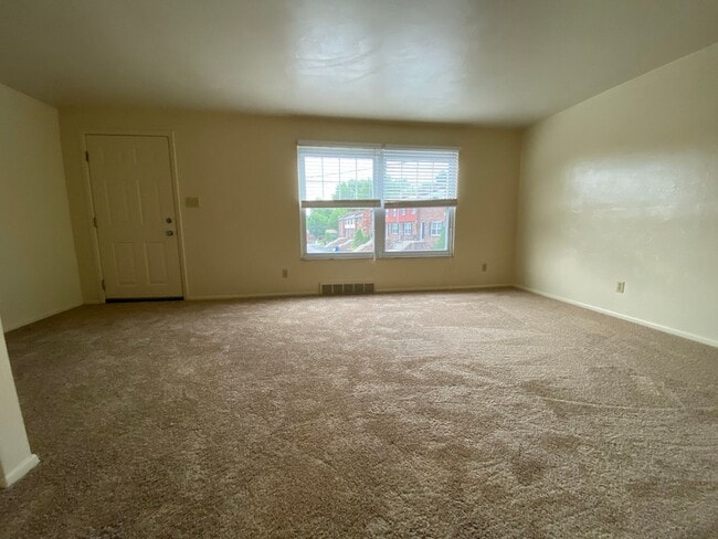 Building Photo - Incredible Two Bedroom Townhouse in Plum! Garage, Yard & More! Call Today!