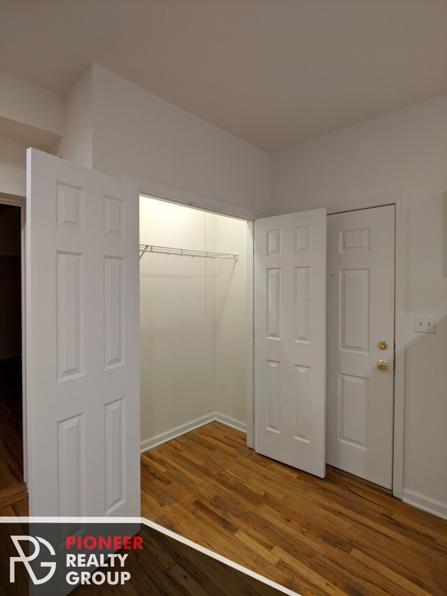 Building Photo - 927 W Dakin St