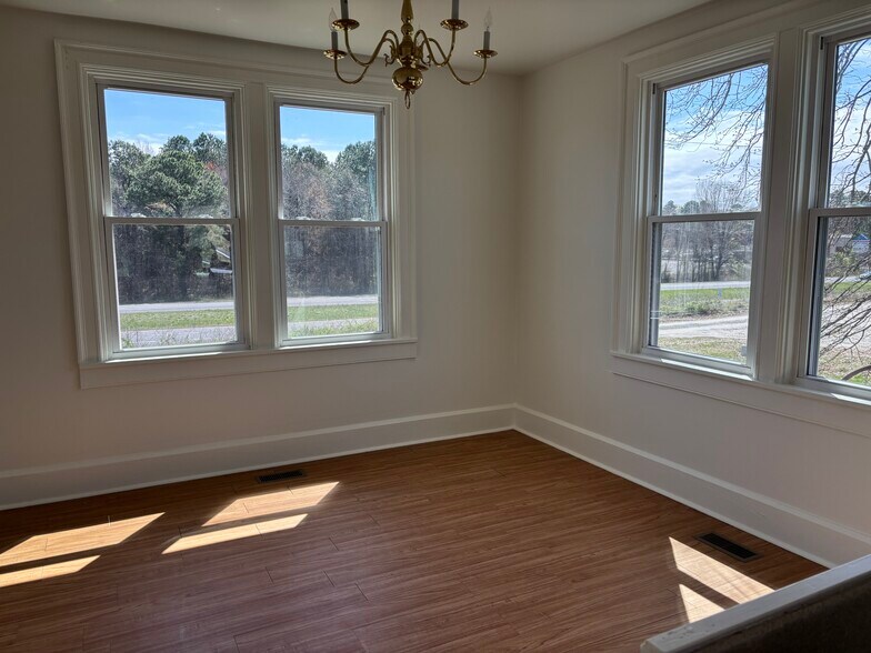 Dining area in kitchen - 9710 Chester Rd