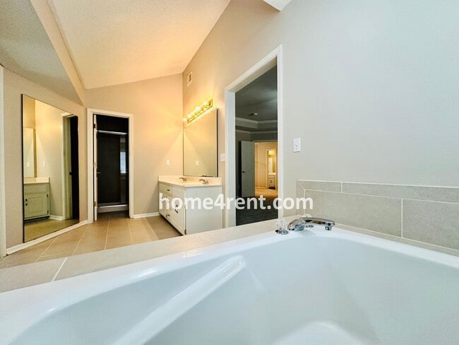 Building Photo - Beautifully Renovated Home in Olathe with a Finished Basement!