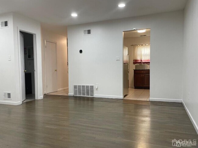 Building Photo - 115 Redbud Rd