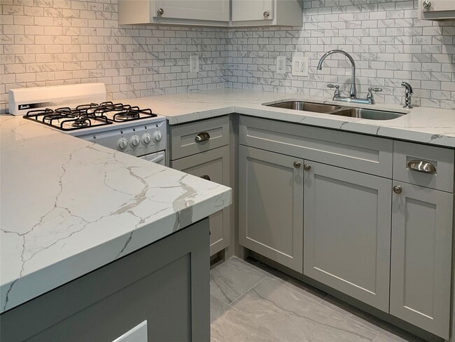 Building Photo - 1912 Sul Ross St