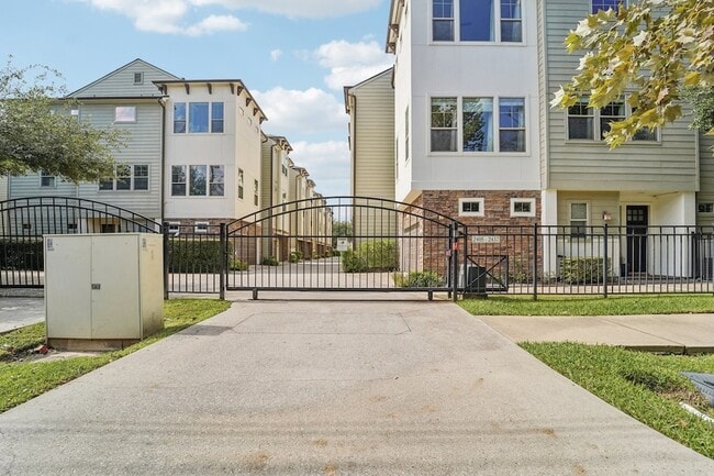 Building Photo - 2421 Beall St