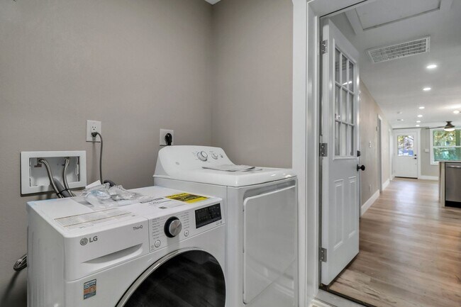 Building Photo - 3 BED | 2 BATH | REAR OFF-STREET PARKING | AVAILABLE MID-NOVEMBER