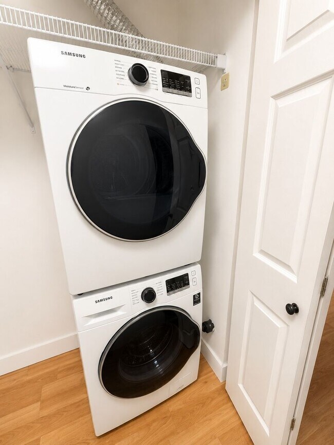 Building Photo - 2bd/1ba Seattle Condo