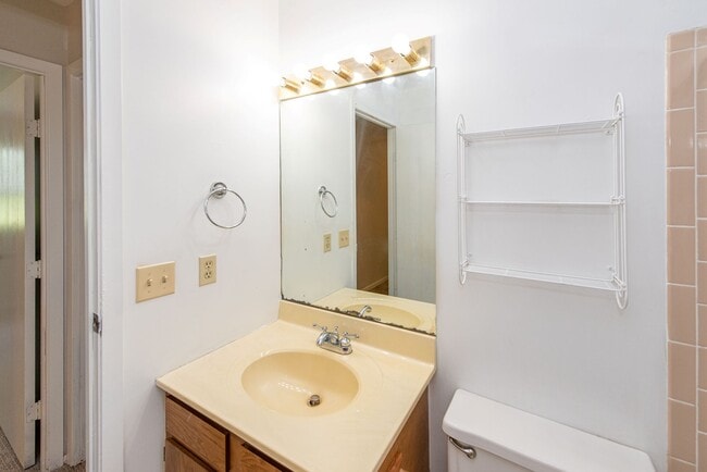 Building Photo - 2 Bedroom Condo Available