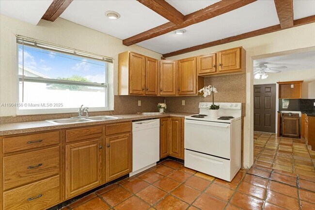 Building Photo - 4421 SW 73rd Terrace