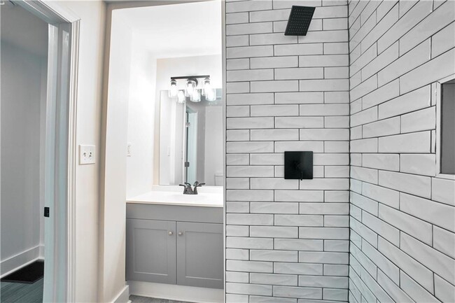 Building Photo - 184 Scott St NW