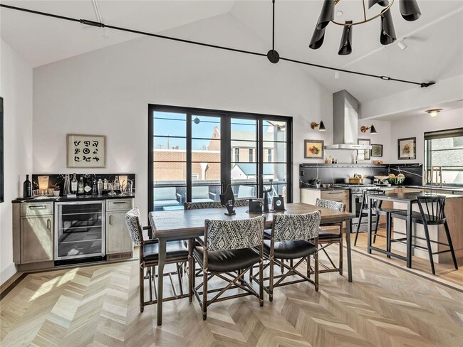 Building Photo - 1229 N Dewey Ave