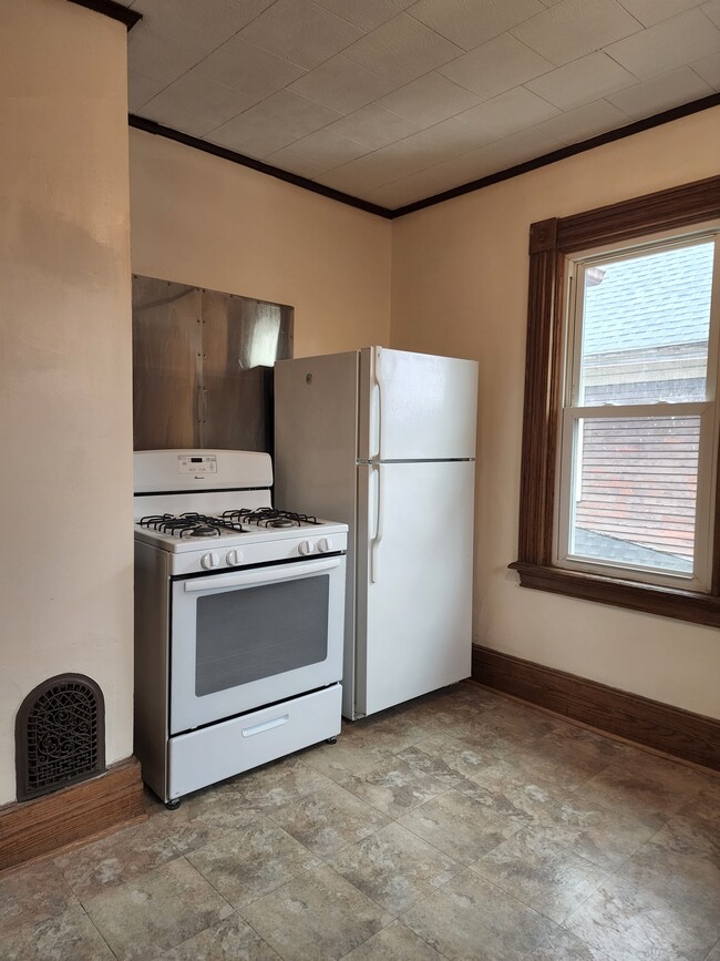 Kitchen w/ appliances - 381 Glenwood Ave