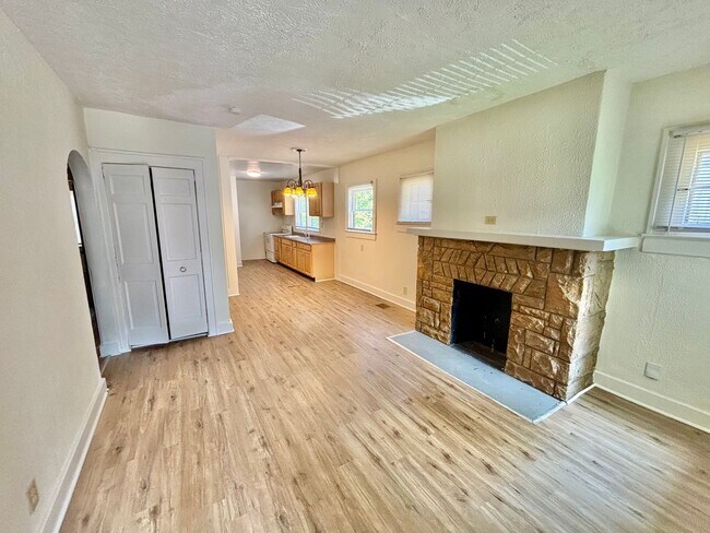 Building Photo - 3 Bed 1 Bath house in Shawnee - Central Air, Large Yard, Pets OKAY!