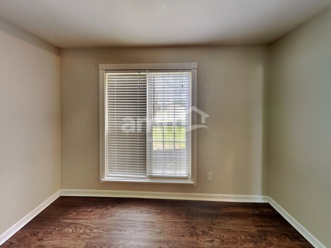 Building Photo - 1007 Vanguard Dr