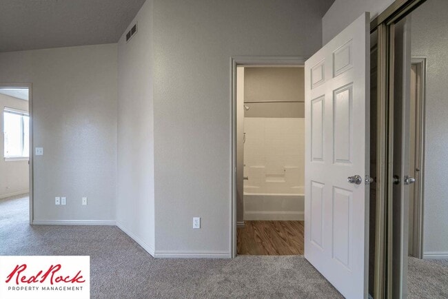 Building Photo - Dog Friendly! Great 2 Bedroom, 2 Bathroom ...