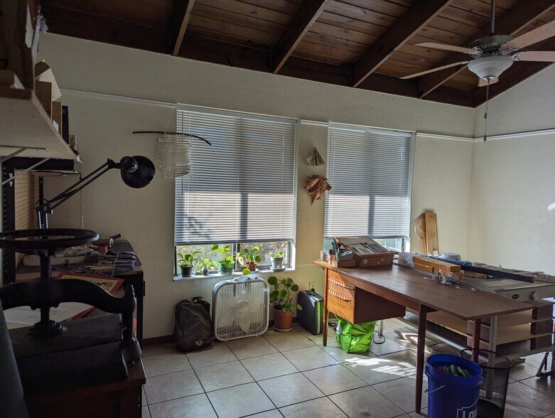 Building Photo - 848 E College Ave