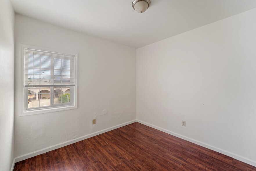 Building Photo - 402 Bissell Ave