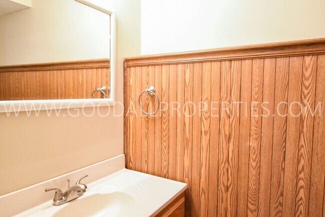 Building Photo - 3 Bedroom, 1.5 Bath Home in West Des Moines