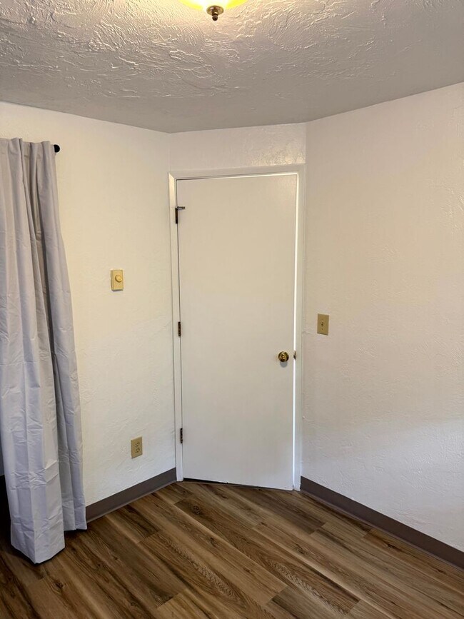 Building Photo - 2 Bedroom Duplex in Southwest Eugene