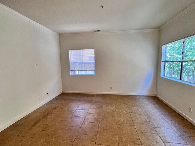 Building Photo - Newer Single Family Home in gated Union City
