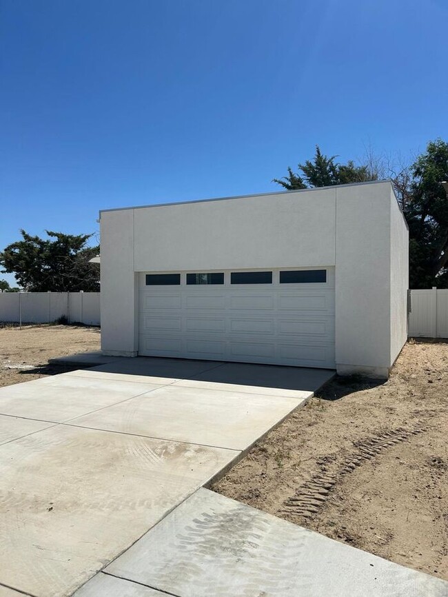 Building Photo - Stunning 3 Bedroom 2 Bathroom House for Re...