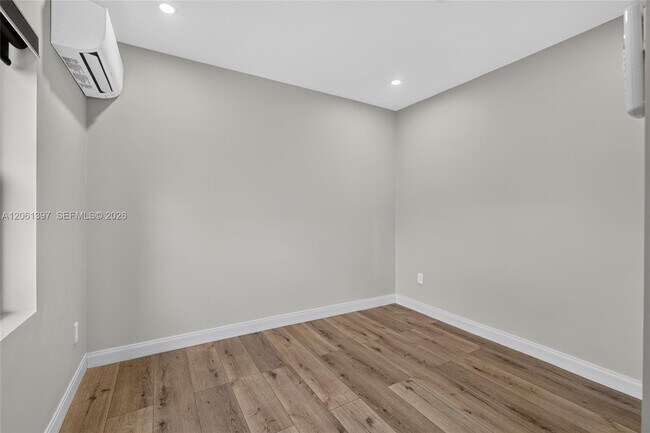 Building Photo - 1011 NW 30th Ct