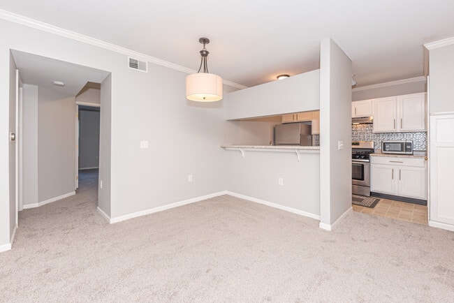 Building Photo - 2646 S Knightsbridge Cir