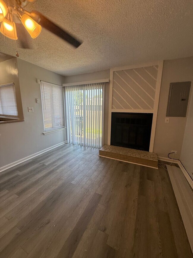 Building Photo - Stunning 3 Bedroom 2.5 Townhome Located in...