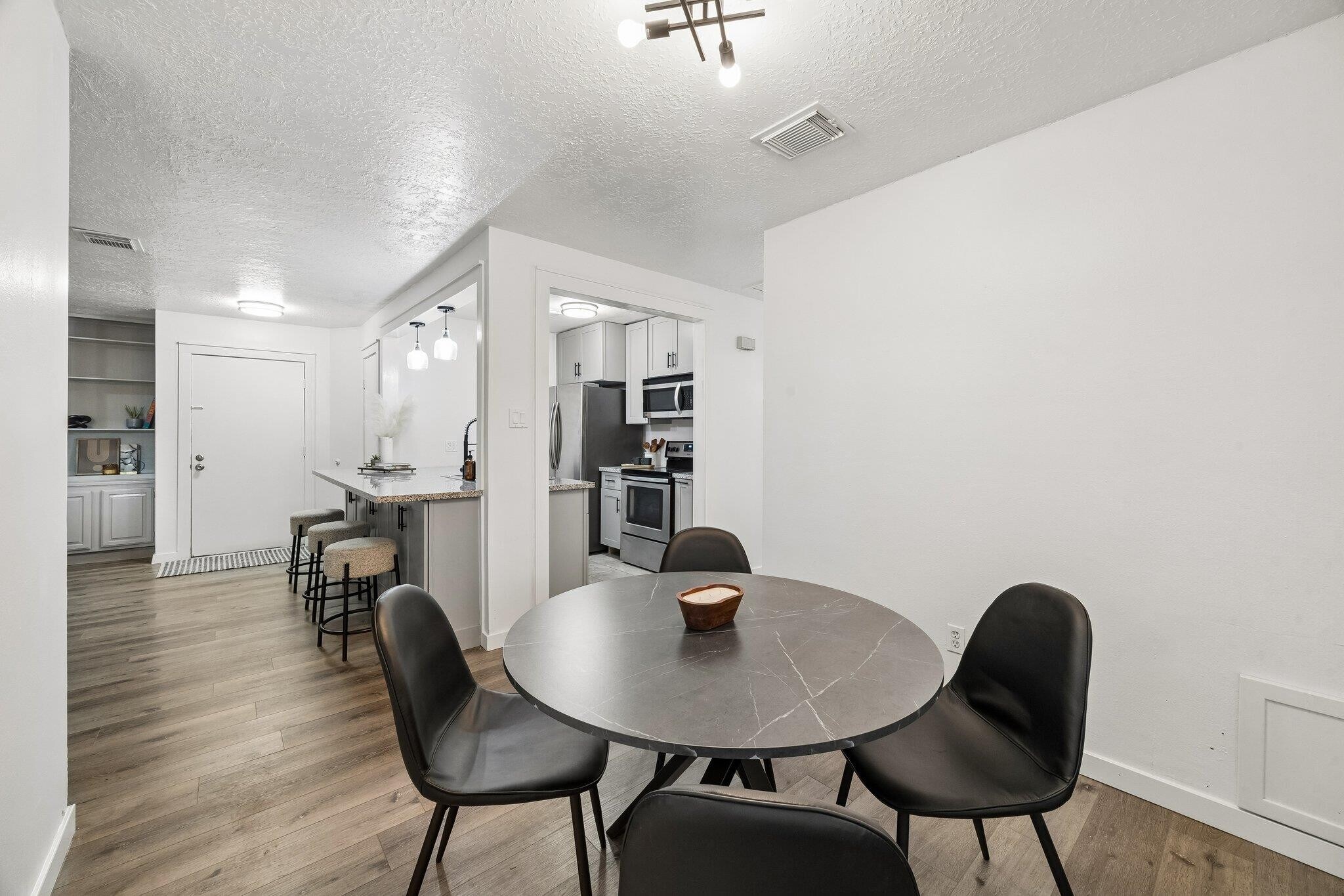 Building Photo - 10826 Lynbrook Dr