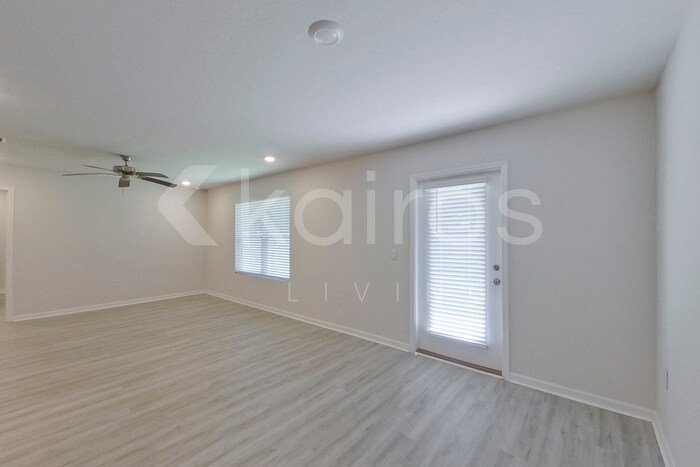 Building Photo - 389 Monarch Ln