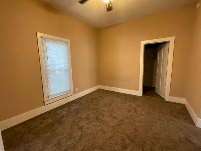 Building Photo - Large Home in Joplin!  3 bedroom, 2 bathro...