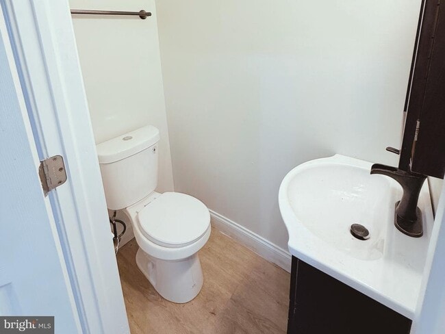 Building Photo - 714 Dolphin St