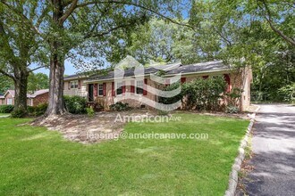 Building Photo - 323 Holly Dr