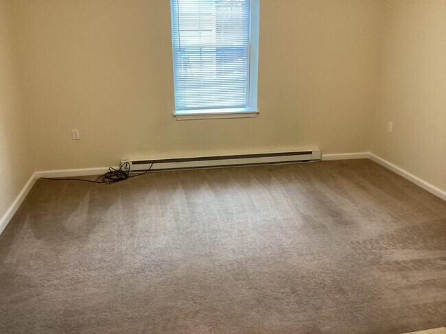 Building Photo - 633 Main St