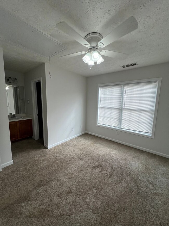 Building Photo - 390 Hawthorne Ext