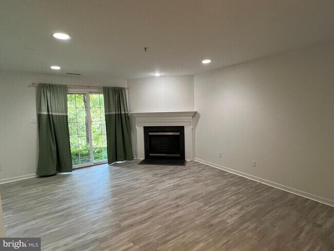 Building Photo - 7300 Rocky Creek Dr