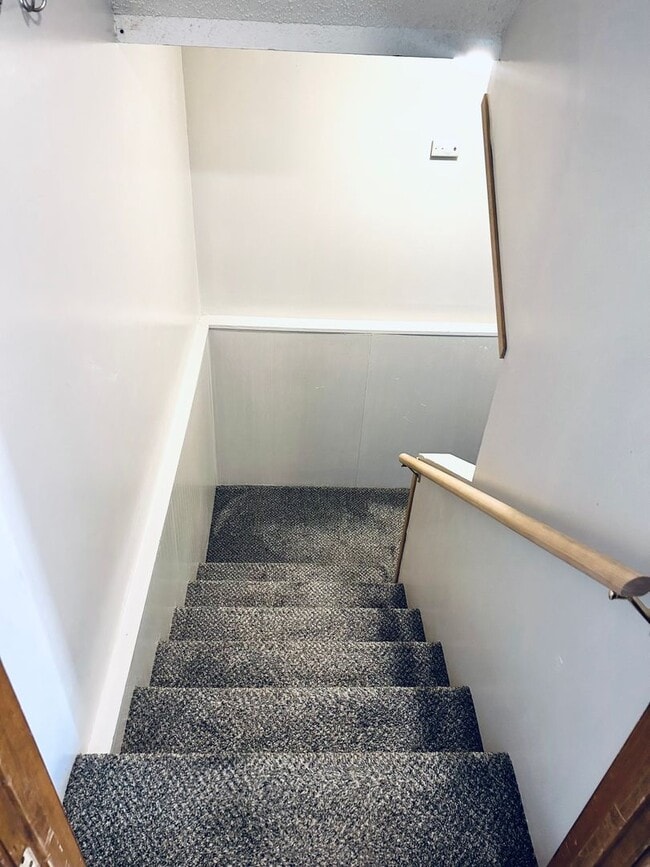 Building Photo - Convenient Location, Spacious Home