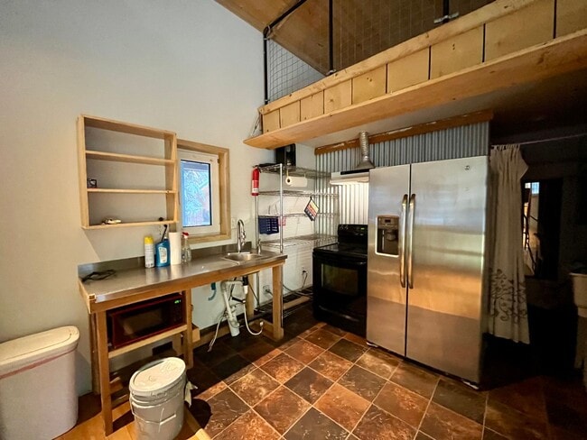 Building Photo - Cute cabin in the woods for rent