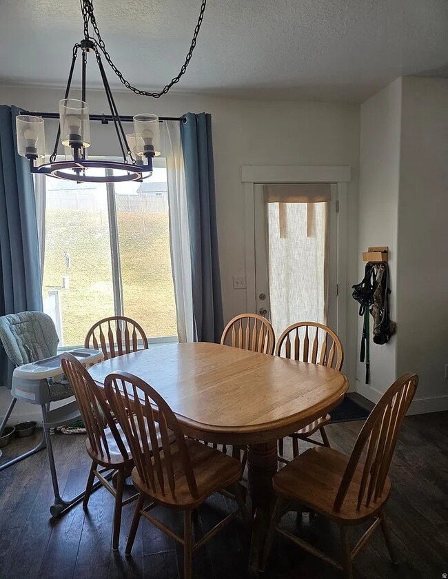 Building Photo - 284 Eaglewood Dr