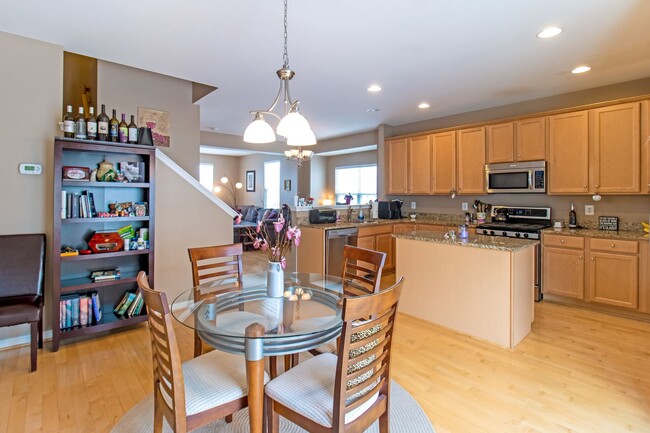 Building Photo - Beautiful 4-Bed, 3.5-Bath End Unit Townhom...