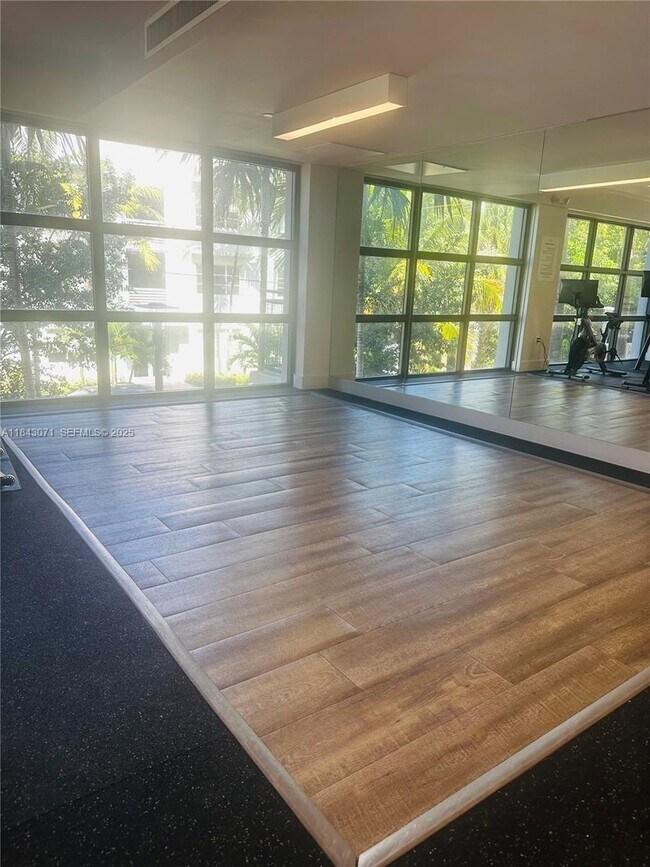 Building Photo - 817 SE 2nd Ave